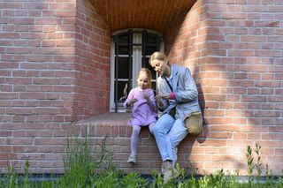 Joanna Moro wybrała się z córką na spacer. Te zdjęcia wyglądają uroczo!