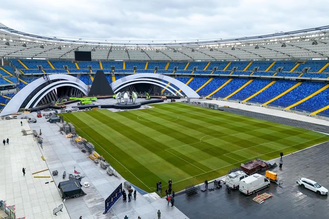 Budowa scen sylwestrowych na Stadionie Śląskim