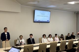 „Postawa wymagająca nagrodzenia”. Wyróżniono młodzież, która pomogła rannym w wypadku na ul. Bałtyckiej