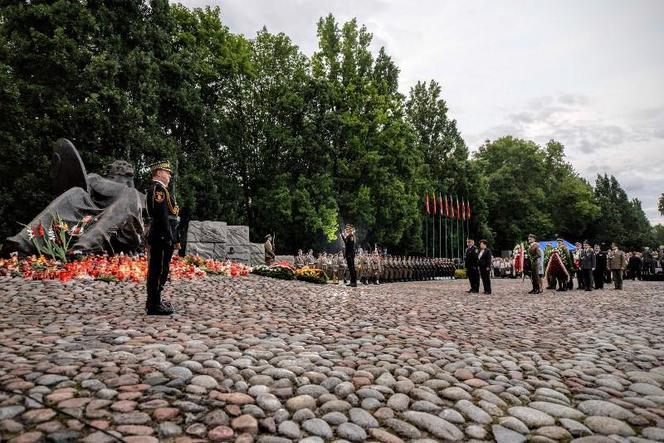 Wola. Tuż obok parku znajduje się też Cmentarz Powstańców Warszawy. Spoczywa tu około 100 tysięcy ofiar Powstania