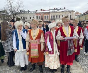 Maturzyści zatańczyli na Rynku poloneza