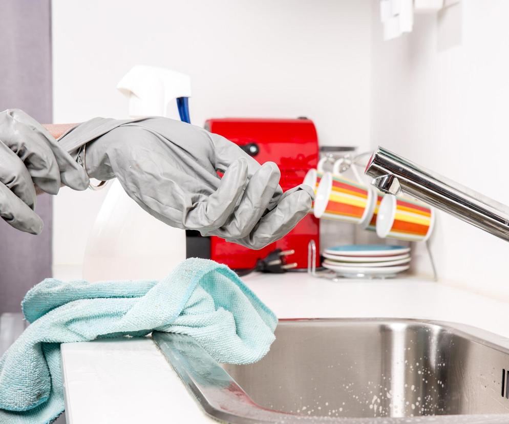 Używasz rękawic podczas sprzątania? Prawdopodobnie robisz to źle. Możesz poparzyć skórę