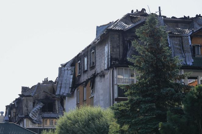  Zniszczenia bloku mieszkalnego po pożarze w Ząbkach