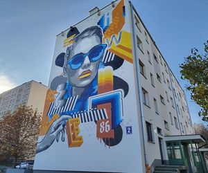 Nowy mural z kobiecą postacią na ścianie bloku przy ulicy Kaszubskiej 2 w Siedlcach. Zobacz zdjęcia!