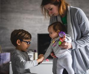 Pomaganie przy młodszym rodzeństwie traumą dla starszaków? Ta mama wie, jak do tego nie dopuścić