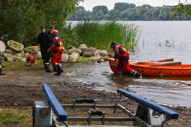 Dwaj koledzy wypłynęli na wędkowanie przy silnym wietrze. Żaden nie wrócił do domu. Straż nadal szuka jednego z nich