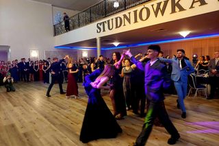 Dwa polonezy na studniówce bydgoskiej Handlówki. W jednym pomogli nauczyciele