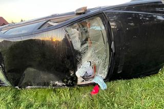 26-latek chciał odebrać ze szkoły cudze dziecko i wszczął awanturę! Dachował po zderzeniu z radiowozem