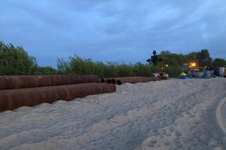 Rury i koparki na plaży w Rewie. Co tam się dzieje? 