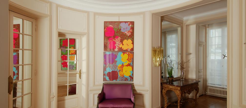 Wnętrze w stylu klasycznym ze sztuką pop - art
