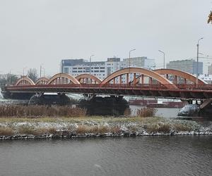 Wrocław pod śniegiem. Trudne warunki na drogach, korki, opóźnienia i awarie