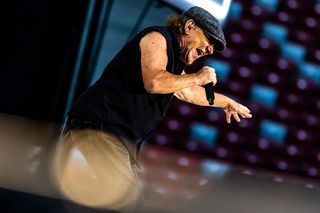 Brian Johnson omal nie został trafiony na scenie! Niefortunny błąd na koncercie AC/DC
