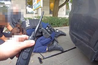 Policjantka ratowała życie 89-latkowi, policjant pobiegł po karetkę. Jest film z tej akcji w Toruniu