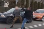Do sieci trafiło szokujące nagranie. Brutalna bójka kierowców. Przez kilka minut kopali się na oczach świadków