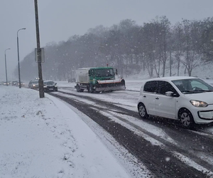 Drogi w Gorzowie zasypane śniegiem. Kierowcy mają duże problemy