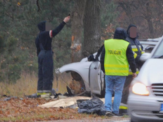 Po uderzeniu w drzewo, z auta wypadł silnik. Kierowca nie miał szans. Zginął na miejscu