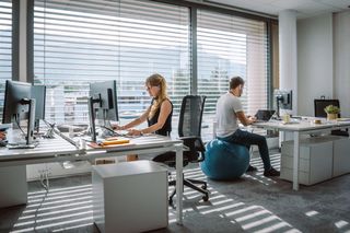 Przestrzeń biurowa a efektywność pracowników. Jak środowisko pracy wpływa na ludzi i wizerunek firmy?