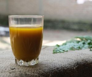 Piła ten napój przez 14 dni na wzdęcia i ból brzucha. Zauważyła jeden efekt