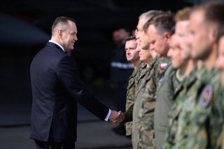 „Nie wystraszyliśmy się sowieckiego żołnierza, nie wystraszymy się dronów”. Prezydent Nawrocki w bazie w Krzesinach