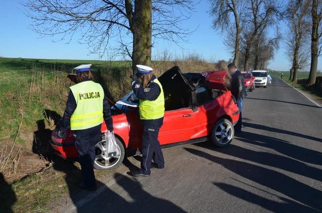 Tragiczny wypadek na Kociewiu. W Dąbrówce 16-latek wypadł z kabrioletu i zginął