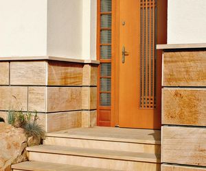 Sposób obrobienia powierzchni płytek kamiennych wpływa na bezpieczeństwo użytkowania schodów zewnętrznych