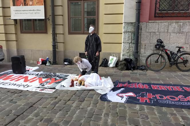 Protest przed siedzibą kardynała Stanisława Dziwisza