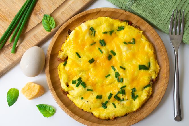 Super puszysty omlet z tartym serem: łatwy przepis na sycący posiłek
