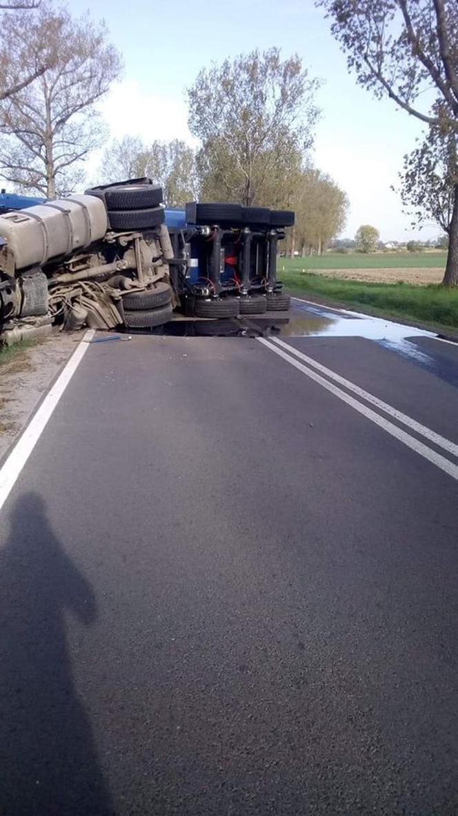 Ciężarówka przewróciła się na jezdnię