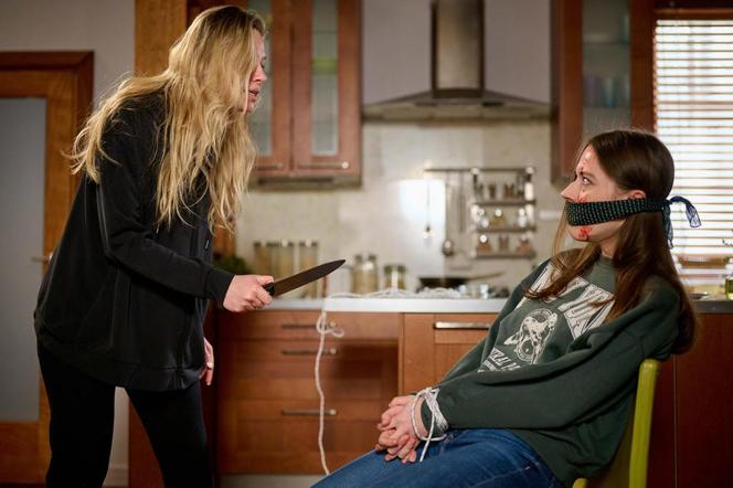 Na Wspólnej odc. 3833: Ula (Julia Jurek), Karolina (Wiktoria Supryn) - żona Natana