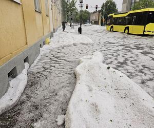 Nawałnica nad Gnieznem. Miasto zalały strumienie wody po ulewie i gradobiciu [ZDJĘCIA].