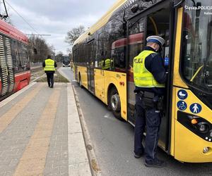 Katowice. 69-latek wyszedł z tramwaju i wtargnął pod autobus