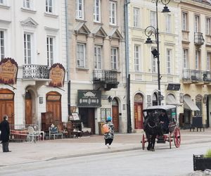 Co się dzieje na Krakowskim Przedmieściu w Warszawie? Rosyjskie napisy na ulicach