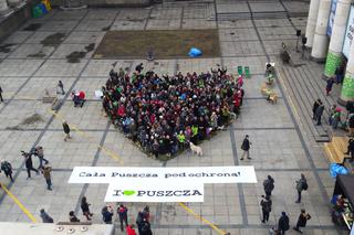 Puszcza Białowieska z największą walentynką. Ekologiczny happening przed Pałacem Kultury i Nauki [WIDEO, AUDIO]