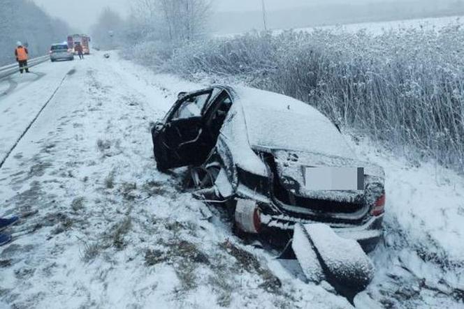 Groźny wypadek w Leżachowie! Kierowca audi nie dostosował prędkości do warunków [ZDJĘCIA]