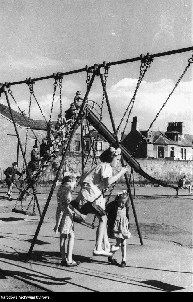 Plac zabaw z huśtawkami i zjeżdżalnią, 1947