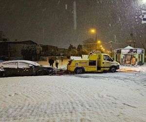 Żory: przejechał przez środek ronda i wjechał w drzwi sklepu samochodem. Ogromne zniszczenia ZDJĘCIA