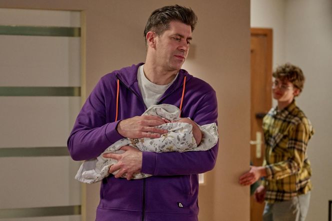 Na Wspólnej odc. 4038: Ksawery (Adam Tomaszewski), Mikołaj (Krzysztof Wieszczek), synek (Gabrysia Melon)