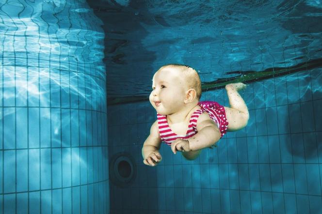 Dziecko na basenie