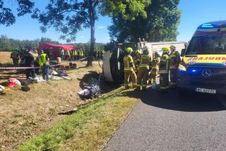 Wypadek autokaru na DK2 pod Kałuszynem. Są ranni, droga jest zablokowana [FOTO, WIDEO]