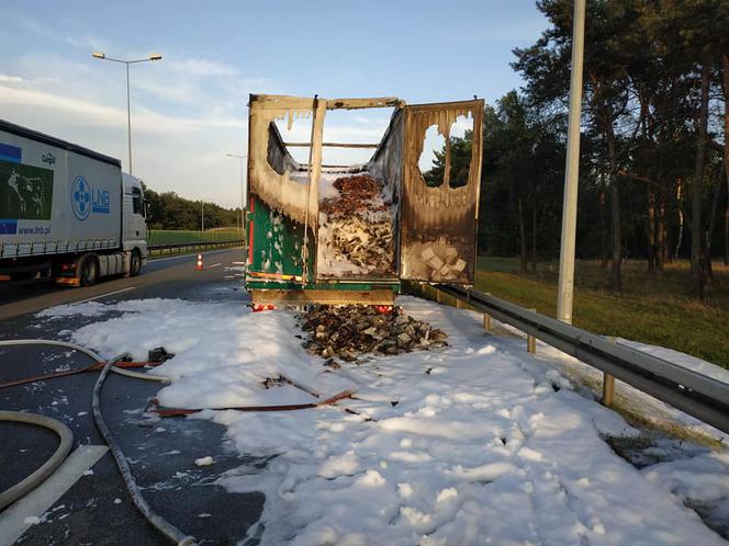 Naczepa tira poszła z dymem! Utrudnienia na A2 koło Konina [ZDJĘCIA]