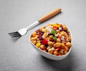 Zawsze robię sałatkę jajeczną z ciecierzycą na imprezy. To hit, który znika z talerzy w kilka minut