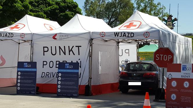 Drive-thru w Lesznie. Na darmowe badania zapisało się ponad 500 osób
