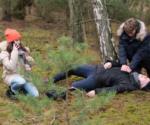 M jak miłość odc. 1857. Jan Mokrzycki (Wojciech Duryasz), Kacper (Bartosz Ziewiec), Basia (Karina Woźniak)