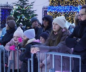 Na rynku w Tarnowie trwa koncert 33. Finału Wielkiej Orkiestry Świątecznej Pomocy. Tak bawią się mieszkańcy miasta