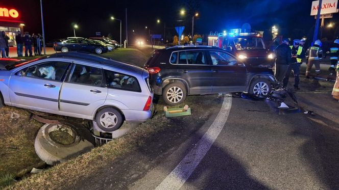 Poważny wypadek pod Kaliszem. Dwie osoby zakleszczone w pojazdach 