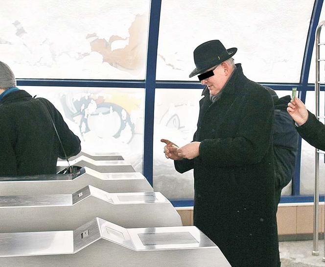 Biskup pijak jeździ metrem