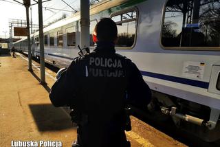 Autobus odjechał, a uchodźcy z Ukrainy zostali na parkingu. Z pomocą przyszli im policjanci