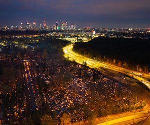 Tysiące zniczy rozświetliło polskie cmentarze. Niezwykły widok po zmroku