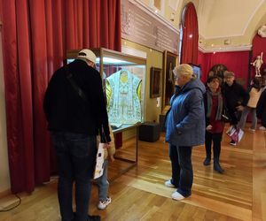 Trwa Noc Muzeów w Lesznie. Od wystawy o praniu i bieliźniarce, przez komiks po żużel