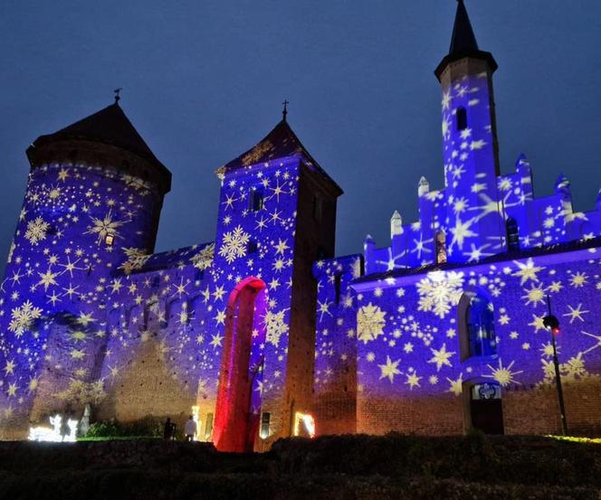 Magiczne iluminacje rozświetliły gotyckie zamczysko. Można poczuć się tu jak w bajce Disneya! [ZDJĘCIA]